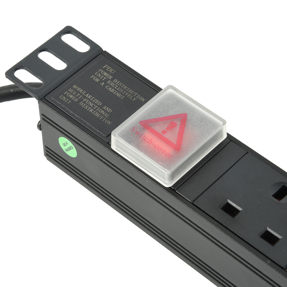 PDU rackable 1U avec prises britanniques à 3 voies et ports de chargement USB intégrés