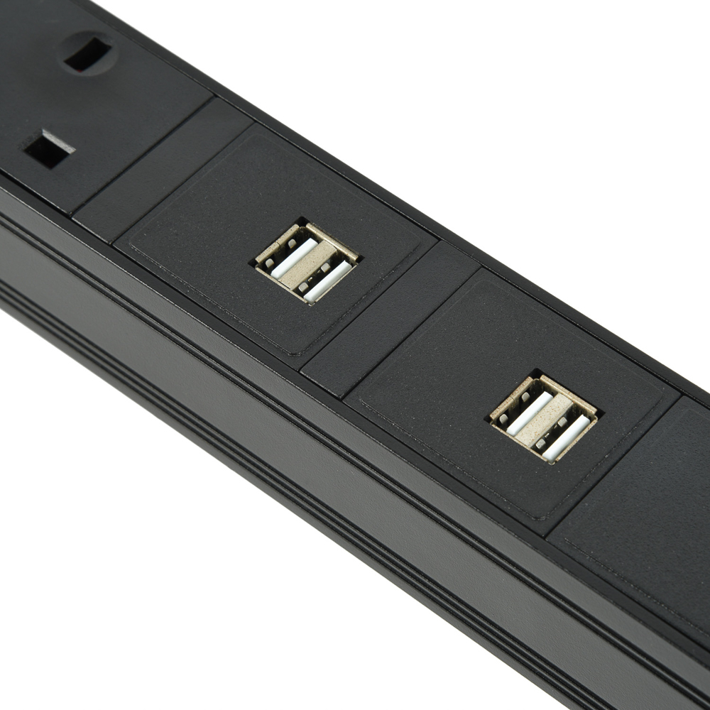 PDU rackable 1U avec prises britanniques à 3 voies et ports de chargement USB intégrés