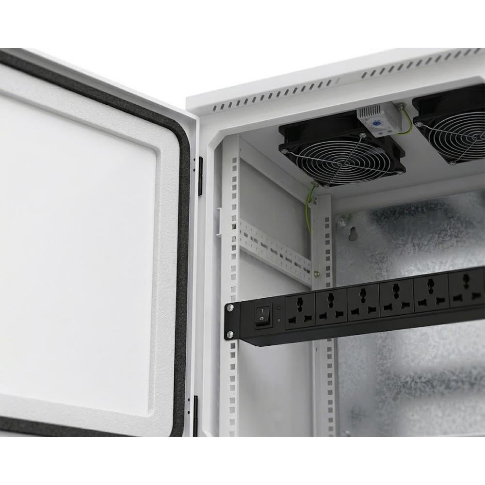 Le Cabinet extérieur Polonais de clôture des télécoms IP55 a monté 11U 600x780mm avec le toit en pente