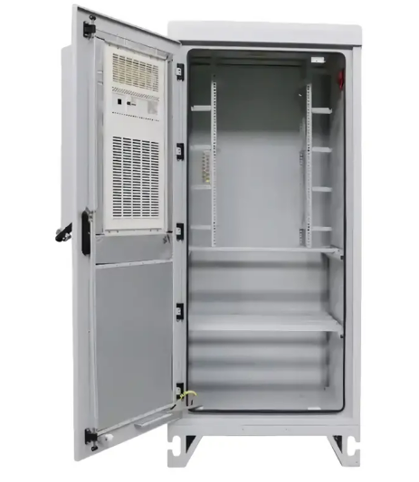Quels sont les avantages de l’utilisation d’armoires extérieures pour le stockage des batteries ?